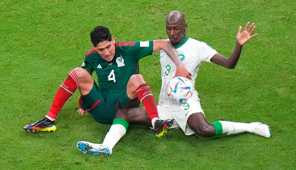 Pemain Meksiko Edson Alvarez (kiri) berebut bola dengan pemain Arab Saudi Abdullah Madu pada pertandingan sepak bola Grup C Piala Dunia 2022 di Stadion Lusail, Lusail, Qatar, 30 November 2022. Meksiko menang 2-1 tetapi gagal melaju ke babak 16 besar Piala Dunia 2022. (AP Photo/Luca Bruno)