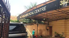 Seorang pria berdiri di halaman Klinik Azzahra Medical Center, Cawang, Jakarta, Jumat (10/11). Klinik itu ditutup sejak peristiwa dokter Letty Sultri yang tewas ditembak sebanyak 8 kali oleh suaminya sendiri, dokter Helmi. (Liputan6.com/Immanuel Antonius)