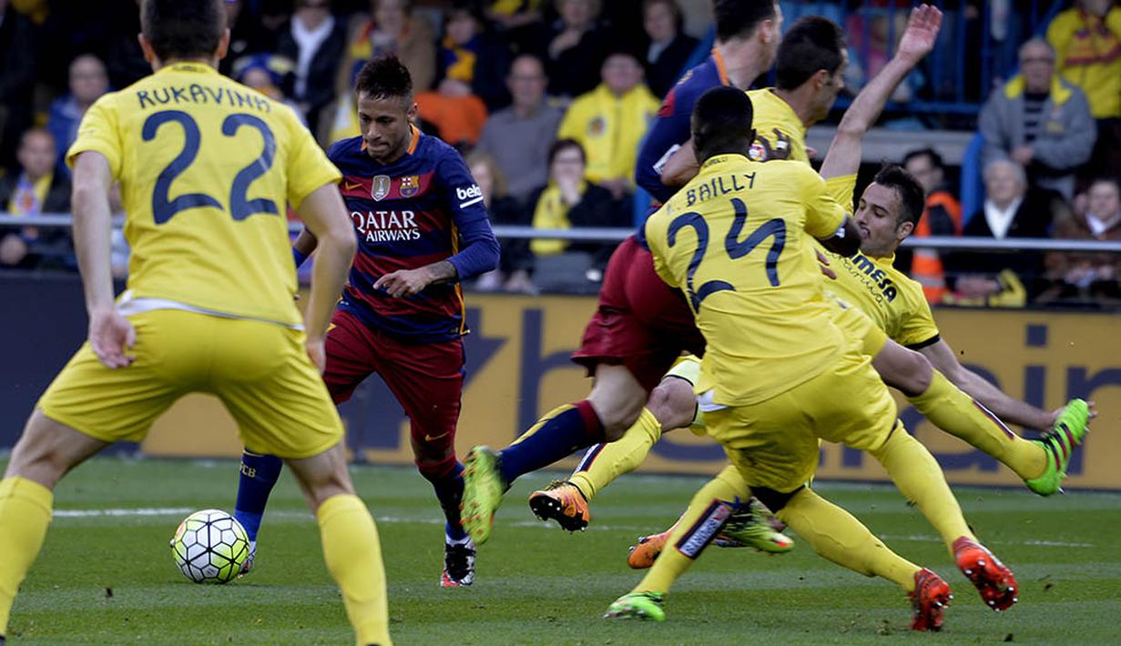 Penyerang Barcelona, Meymar, bersiap melakukan tendangan ke arah gawang Villarreal pada laga La Liga Spanyol di Stadion El Madrigal, Vila-real, Minggu (20/3/2016). Kedua tim bermain imbang 2-2. (AFP/Jose Jordan)