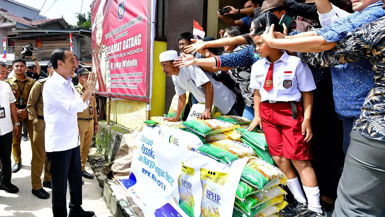 Presiden Joko Widodo atau Jokowi  saat mengunjungi Pasar Tumpah Mamasa, Sulbar, Selasa (23/4/2024).