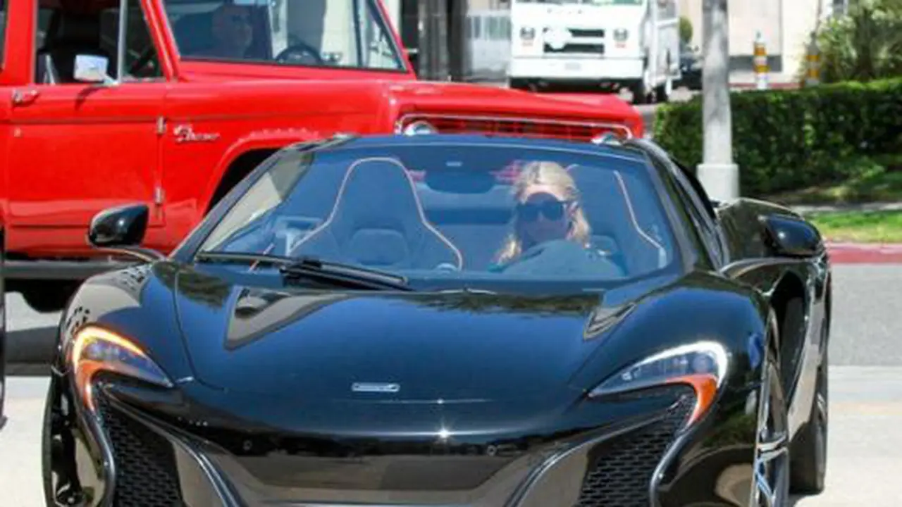 Asyiknya Paris Hilton Saat Panas-panasan di Mobil Tanpa Atap