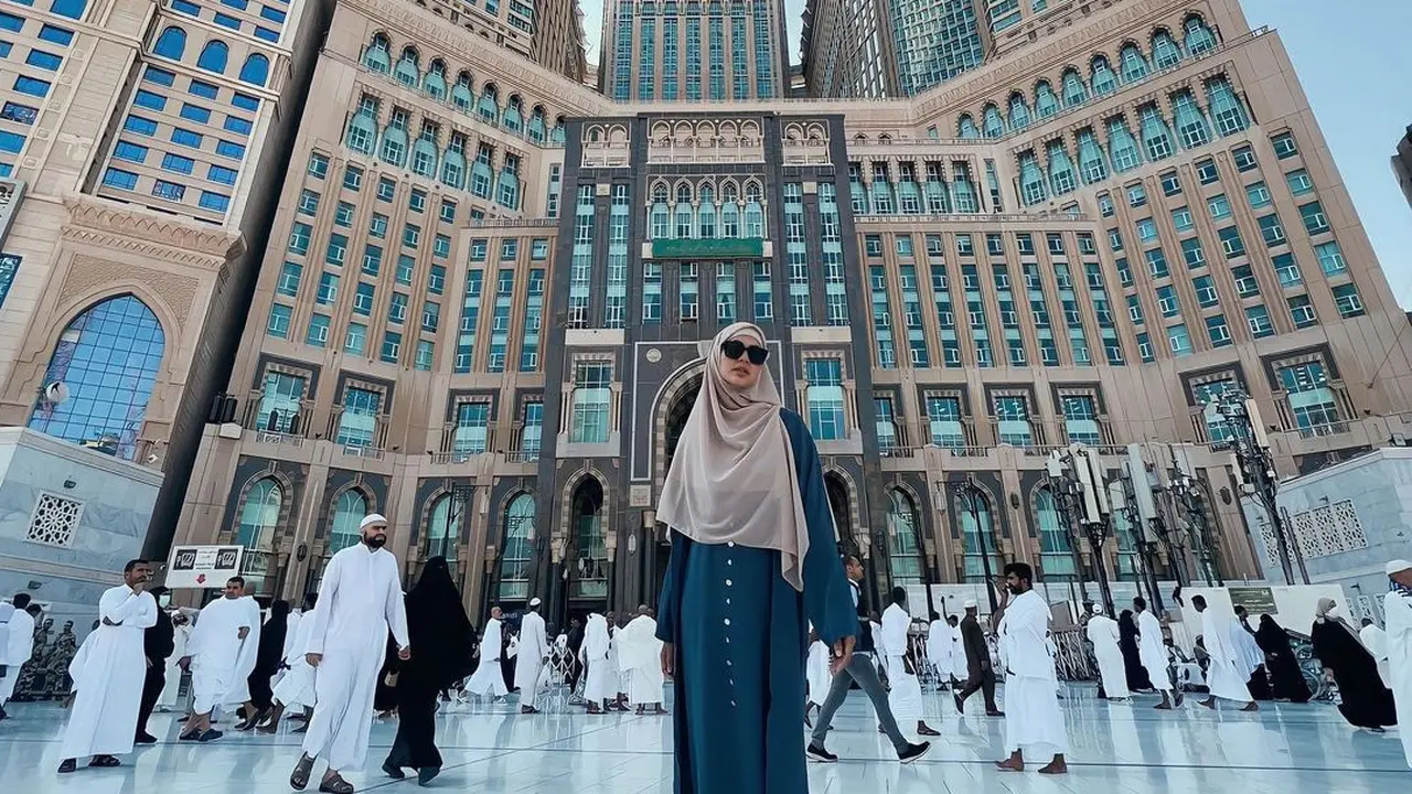 Paula Verhoeven saat jalani umrah (Instagram/paula_verhoeven)