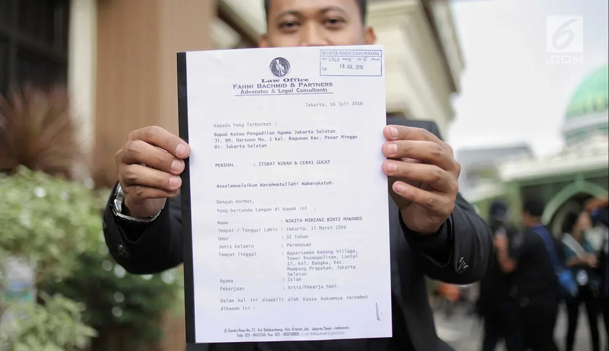 Kuasa hukum Nikita Mirzani menunjukkan surat itsbat nikah dan gugatan cerai di Pengadilan Agama Jakarta Selatan, Senin (16/7). Nikita Mirzani melayangkan gugatan cerai terhadap Dipo Latief. (Liputan6.com/Faizal Fanani)