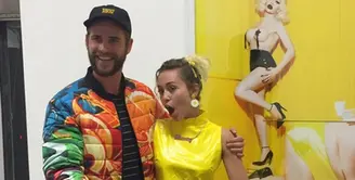 Pasangan yang kerap putus nyambung dalam hubungannya, Miley Cyrus dan Liam Hemsworth terlihat melenggang bersama di sebuah acara peresmian gallery seni Pal. Cyrus dan Liam tampak mesra saat itu. (Instagram/thejunkfairyokc)