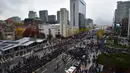 Ribuan orang membanjiri jalan-jalan di kota Seoul, Sabtu (14/11/2015). Mereka memprotes rencana pemerintah untuk mengadopsi buku pelajaran sejarah untuk siswa dan langkah-langkah mereformasi tenaga kerja. (AFP Photo/Jung Yeon)