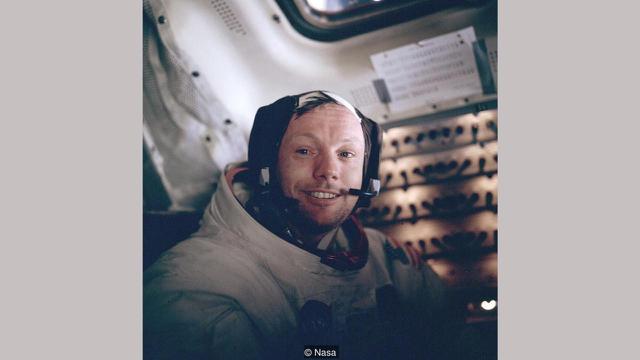 Armstrong sangat senang dengan berita baik Apollo 11. (NASA)