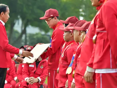 Keberhasilan Kontingen Indonesia menjadi juara umum ASEAN Para Games (APG) 2023 dengan raihan 158 medali emas, 148 perak dan 95 perunggu mendapat apresiasi dari pemerintah melalui Presiden Joko Widodo. Bertempat di Istana Merdeka, Jakarta, Senin (3/7/2023), Presiden Jokowi secara simbolis menyerahkan bonus kepada para atlet, pelatih dan asisten pelatih peraih medali yang dihadiri pula oleh Menpora Dito Ariotedjo, Ketua NPC Indonesia Senny Marbun dan CdM Indonesia untuk APG 2023 Andi Herman serta sejumlah Menteri Indonesia Maju. Total Anggaran yang disediakan senilai lebih dari 320 miliar, dengan rincian Rp525 juta bagi peraih medali emas, Rp315 juta untuk perak dan Rp157,5 juta bagi peraih medali perunggu. (Dok. Sekretariat Presiden)