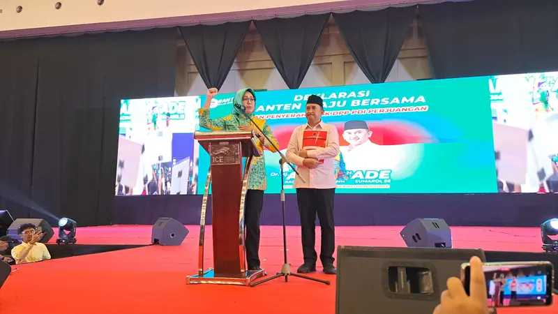 Airin Rachmi Diany-Ade Sumardi resmi diusung PDIP maju di Pilgub Banten 2024, Minggu (25/8/2024).