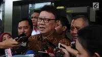 Menteri Dalam Negeri Tjahjo Kumolo memberikan keterangan seusai memenuhi panggilan penyidik KPK di Jakarta, Jumat (25/1). Tjahjo Kumolo menjalani pemeriksaan sebagai saksi dalam kasus dugaan suap izin Meikarta. (Liputan6.com/Herman Zakharia)