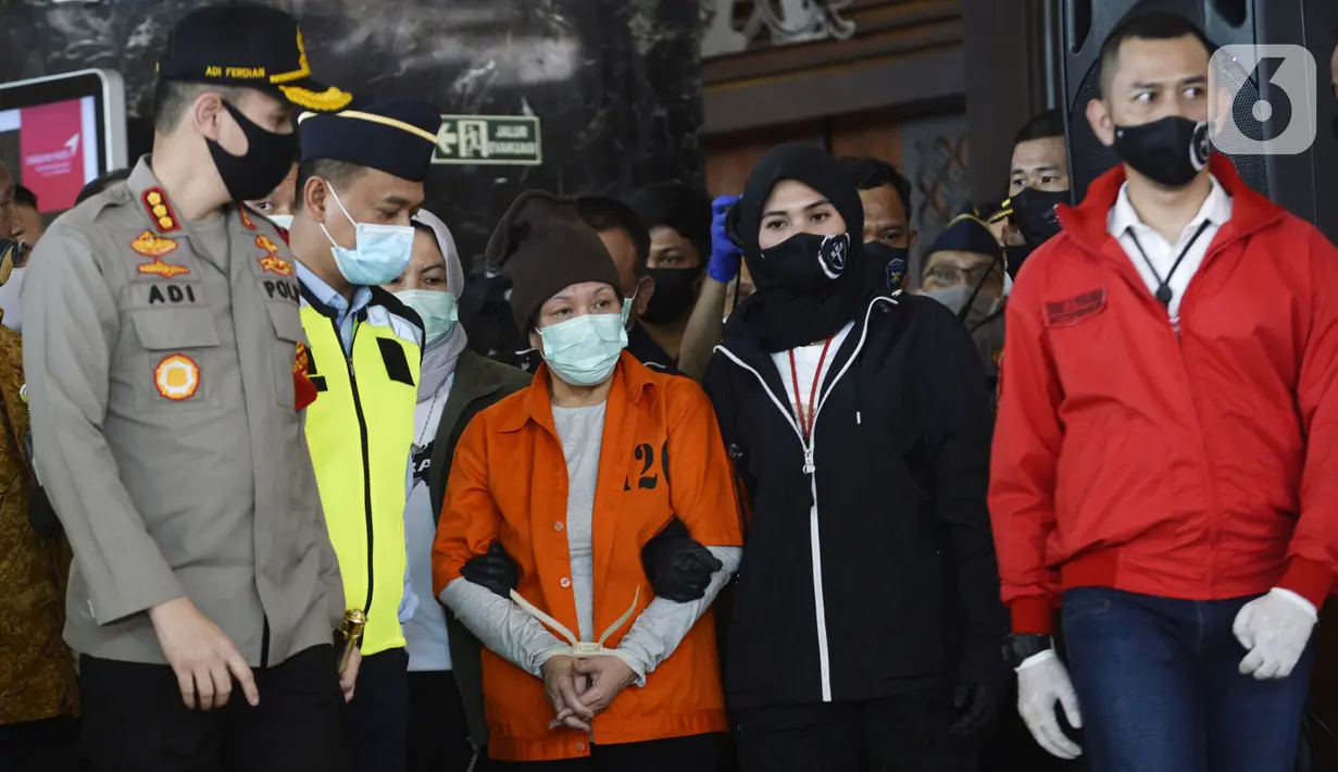 Maria Pauline Lumowa (berbaju tahanan) yang diekstradisi dari Serbia tiba di Bandara Soekarno-Hatta, Tangerang, Banten, Kamis (9/7/2020). Maria Pauline Lumowa merupakan pembobol kas BNI Cabang Kebayoran Baru senilai Rp 1,2 triliun pada Oktober 2002 - Juli 2003. (merdeka.com/Dwi Narwoko)