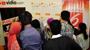 Para pencari kerja memperhatikan posisi yang dibutuhkan oleh sejumlah perusahaan di karir.com expo 2015, Balai Kartini, Jakarta, Rabu (27/5/2015). Pameran tersebut diikuti lebih dari 1.000 opportunities di 80 perusahaan. (Liputan6.com/Yoppy Renato)