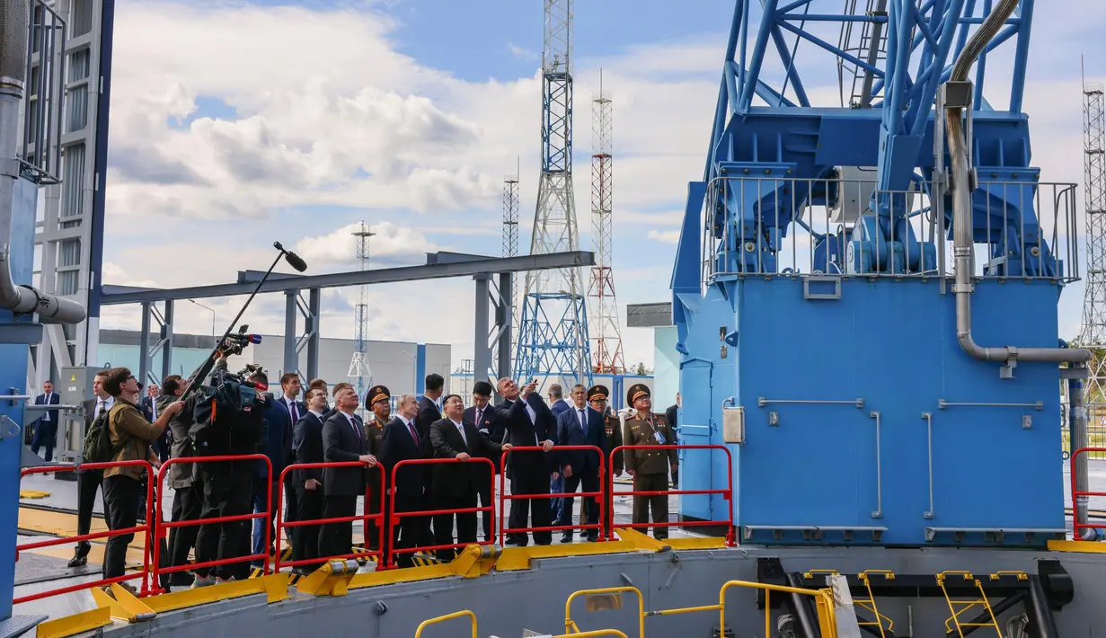 Presiden Rusia Vladimir Putin dan pemimpin Korea Utara Kim Jong Un memeriksa landasan peluncuran roket Soyuz dalam pertemuan mereka di kosmodrom Vostochny di luar kota Tsiolkovsky, sekitar 200 kilometer (125 mil) dari kota Blagoveshchensk di wilayah timur jauh Amur, Rusia, pada Rabu, 13 September 2023. (Mikhail Metzel, Sputnik, Kremlin Pool Photo via AP)