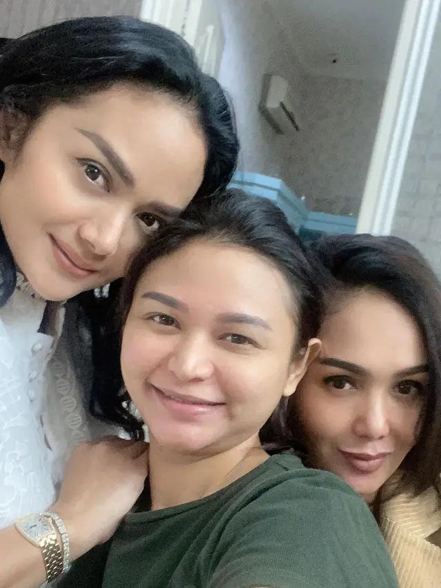 6 Potret Kebersamaan Yuni Shara dan Dua Adiknya, Selalu Kompak