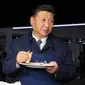 Presiden China Xi Jinping menyantap pancake buatannya bersama Presiden Rusia Vladimir Putin di sela acara Eastern Economic Forum di Vladivostok, Rusia, Selasa (11/9). (Sergei Bobylev/TASS News Agency Pool Photo via AP)