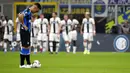Striker Inter Milan, Lautaro Martinez, tampak lesu usai ditahan imbang Parma pada laga Serie A 2019 di Stadion Giuseppe Meazza, Sabtu (26/10). Kedua tim bermain imbang 2-2. (AP/Antonio Calanni)