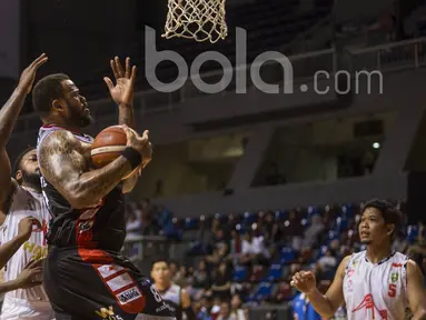 Pebasket Aspac, Henderson Pierre, berusaha melewati hadangan pebasket Hang Tuah, Andre Smith, pada laga IBL 2017 di Britama Arena, Jakarta, Sabtu (18/2/2017). Aspac menang 72-62. (Bola.com/Vitalis Yogi Trisna)