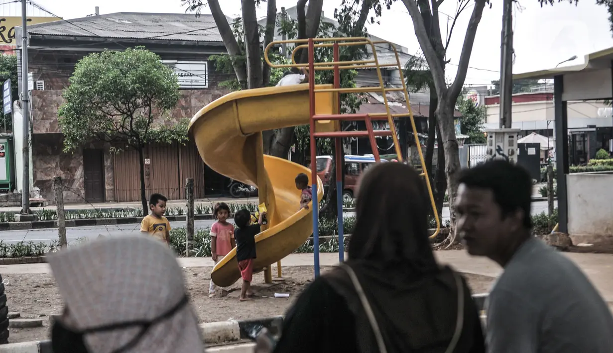 Orang tua mendampingi anak bermain di taman kawasan Duren Sawit, Jakarta, Kamis (26/11/2020). Bermain dengan pendampingan orang tua menumbuhkan potensi kecerdasan secara optimal anak serta menurunkan frekuensi terjadinya stunting, terutama pada balita usia 2-3 tahun. (merdeka.com/Iqbal S. Nugroho)