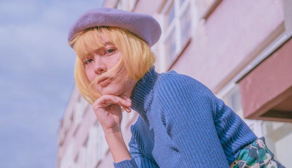 Bahkan Sonia juga cukup sering mengganti warna rambutnya, semakin terlihat nyentrik ya? (Liputan6.com/IG/soniaeryka)