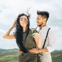 ilustrasi jatuh cinta bahagia/franz12/Shutterstock