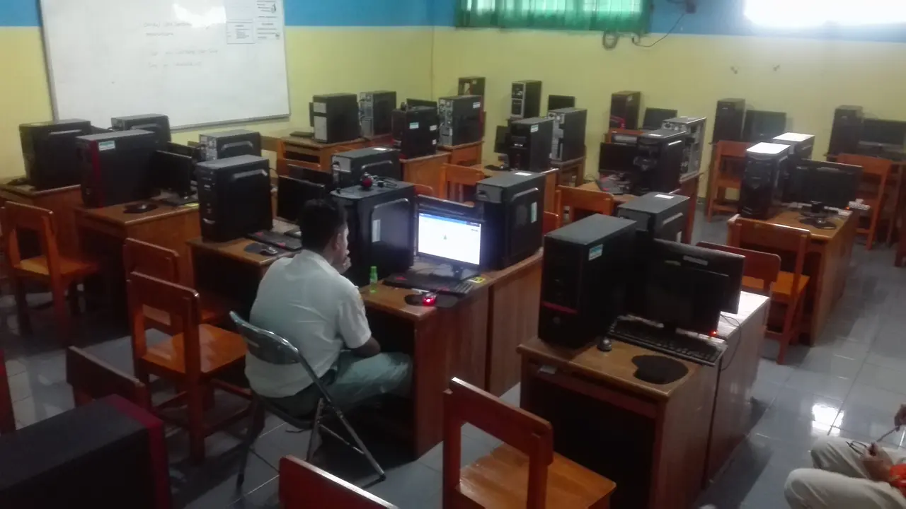 Perjuangan Siswa SMA Jalani UNBK Susulan Seorang Diri