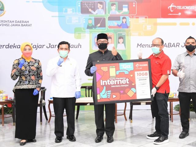 Pemprov Jabar Bagikan 3 2 Juta Kartu Kuota 10 Gb Telkomsel Gratis Untuk Pelajar Regional Liputan6 Com