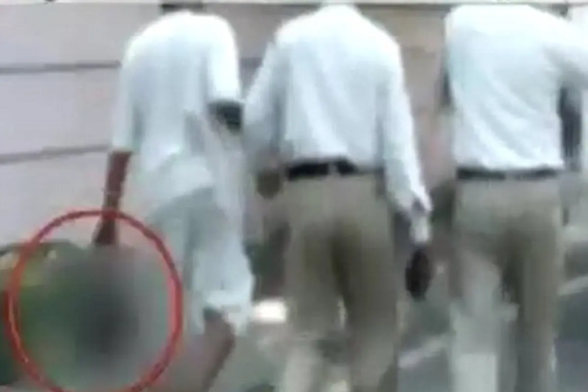 Pria India Jalan Keliling Kota Sambil Jinjing Kepala Istrinya! 