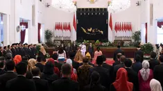 Suasana saat Presiden Joko Widodo memberikan gelar Pahlawan Nasional kepada enam tokoh di Istana Negara, Jakarta, Jumat (8/11/2019). Mereka adalah Ruhana Kuddus, Himayatuddin Muhammad Saidi, M Sardjito, Abdul Kahar Mudzakkir, A A Maramis, dan Masjkur. (Foto: Lukas-Biro Pers Sekretariat Presiden)