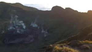 Kondisi Gunung Awu di Kabupaten Kepulauan Sangihe, Sulut, pada Sabtu (11/5/2024).