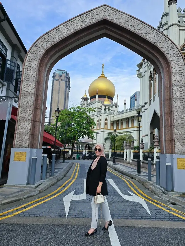 8 Trik Fashion Syahrini Tutupi Baby Bump Sebelum Resmi Umumkan Kehamilan