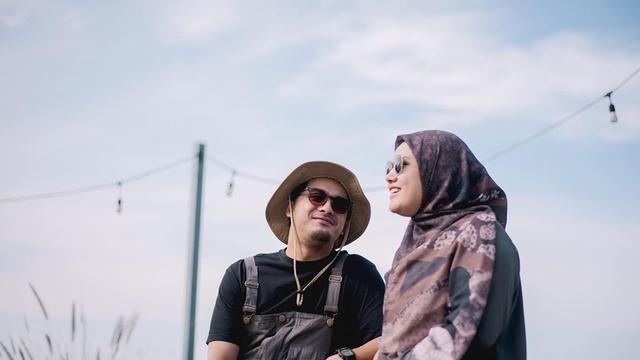 7 Potret Post Wedding Ricky Harun dan Herfiza, Romantis Bak Pasangan Muda