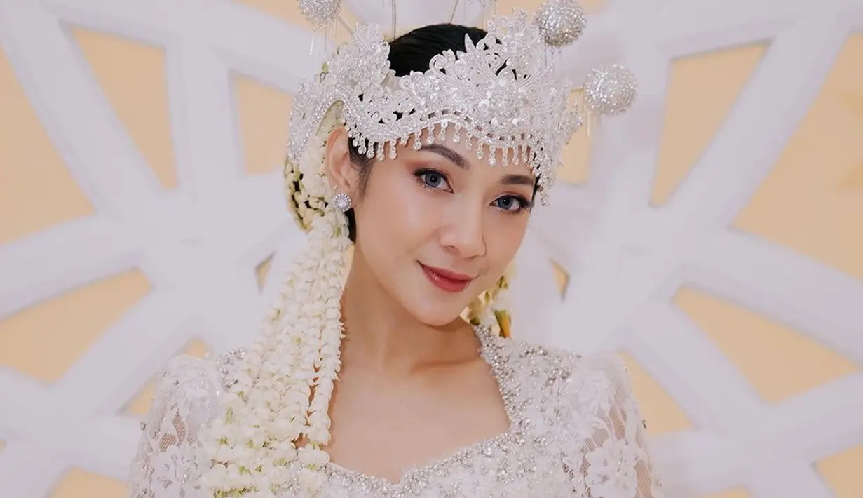 Penampilan Dinda Kirana dalam 'pernikahan' di sinetron ini tampak begitu totalitas. Tak hanya memakai kebaya putih saja, namun dirinya tampak menggunakan siger pengantin Jawa lengkap dengan ronce melati. (Liputan6.com/IG/@dindakirana.s)