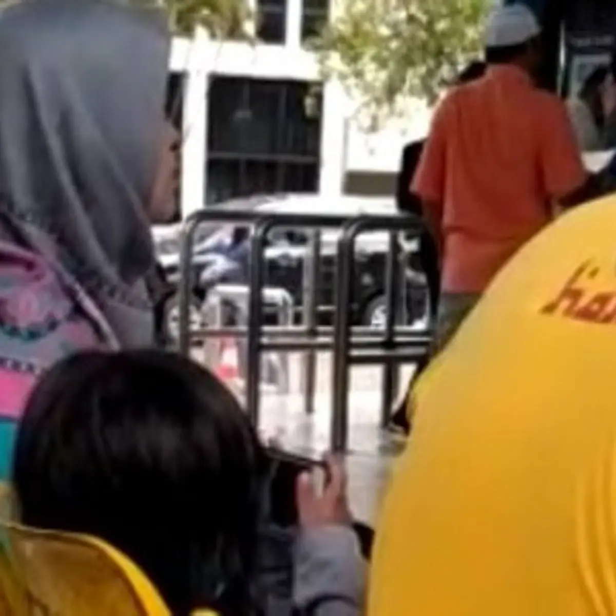 Video Viral: Duduk di Samping Orang Tua, Bocah Ini Asyik Nonton Video Porno  - Lifestyle Fimela.com