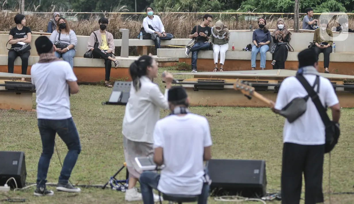 Pengunjung menikmati pertunjukkan musik di ruang terbuka Taman Ismail Marzuki (TIM), Jakarta, Senin (26/9/2022). Pasca resmi dibuka untuk publik, Taman Ismail Marzuki menjadi destinasi baru bagi warga Ibu Kota sebagai tempat berinteraksi dari berbagai kalangan guna menikmati ruang terbuka, pertunjukkan seni dan kebudayaan. (merdeka.com/Iqbal S Nugroho)