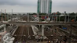 Suasana pembangunan JPO di Stasiun Tanah Abang, Jakarta, Senin (17/10). JPO ini ditargetkan kelar paling lambat Januari 2017. (Liputan6.com/Johan Tallo)