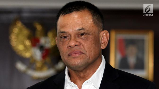 Mantan Panglima TNI Jenderal (Purn) Gatot Nurmantyo memberikan keterangan seusai bertemu Ketua MPR Zulkifli Hasan di Kompleks Parlemen, Senayan, Jakarta, Selasa (8/5). (Liputan6.com/Johan Tallo)