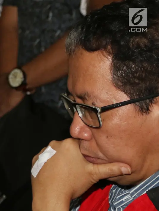 Terdakwa kasus penghancuran barang bukti dugaan pengaturan skor Joko Driyono saat akan menjalani sidang di PN Jakarta Selatan, Jakarta, Kamis (4/7/2019). Jaksa mempertimbangkan hal yang meringankan antara lain terdakwa mengakui perbuatannya dan bersikap sopan. (Liputan6.com/Herman Zakharia)