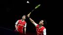 <p>Ganda putra bulu tangkis Indonesia Mohammad Ahsan (kanan) dan Kevin Sanjaya Sukamuljo mengembalikan kok ke arah lawannya pasangan India Satwiksairaj Rankireddy dan Chirag Shetty pada final putra turnamen bulu tangkis Piala Thomas 2022 di Impact Arena, Bangkok, Thailand, Minggu (15/5/2022). Ahsan/Kevin harus mengakui keunggulan pasangan India 21-18, 21-23, 19-21. (Manan VATSYAYANA / AFP)</p>