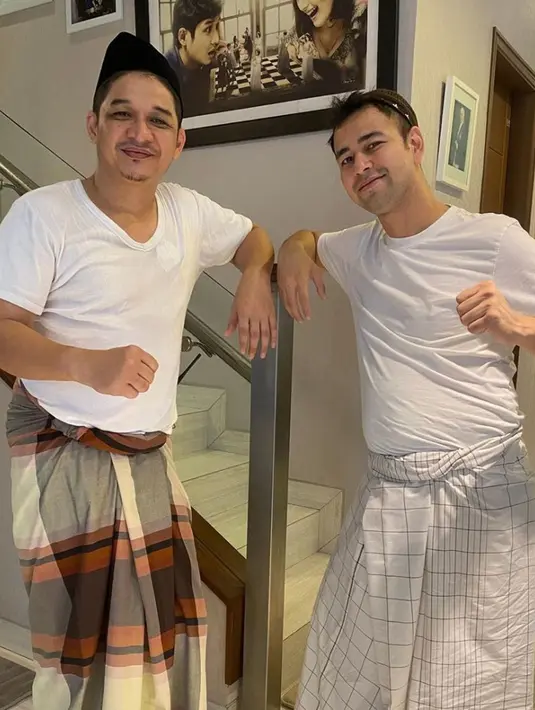 Pelantun lagu Hampa Hatiku ini memang gemar pakai sarung ketika di rumah. Kegemarannya itu diikuti oleh Raffi Ahmad yang juga pamer momen bergaya sederhana dengan kaus oblong dan bersarung. Momen Pasha dan Raffi pakai sarung ini banjir komentar dari warganet. (Liputan6.com/IG/pashaungu_vm)