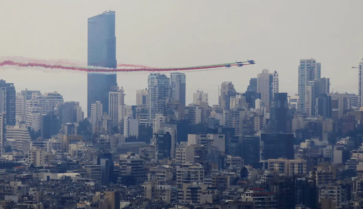 Sejumlah pesawat mengudara di atas langit Beirut, mengeluarkan asap dengan warna-warna bendera nasional Lebanon, dalam perayaan seratus tahun berdirinya Lebanon Raya, di Beirut, Lebanon (1/9/2020). (Xinhua/Bilal Jawich)