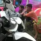 Sepeda motor yang hancur akibat serangan massa Jakmania di kawasan Bogor, Jawa Barat, Jumat (14/10/2016) sore. (Liputan6.com/Achmad Sudarno)