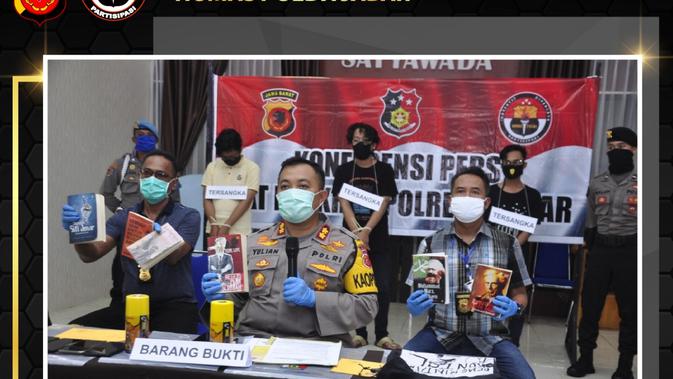 Warganet mengritisi tindakan Kepolisian Resor Banjar, Jawa Barat, yang menjadikan buku Tere Liye sebagai barang bukti aksi vandalisme tiga pemuda di kota tersebut. (dok. Polda Jabar)