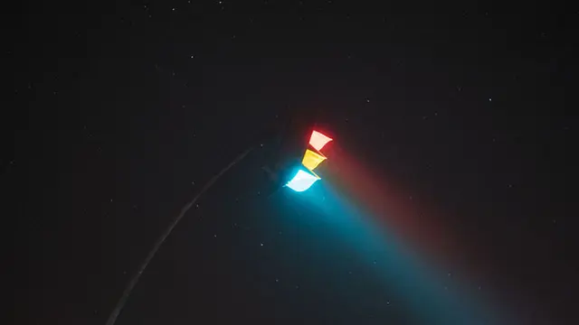 6 Foto Cahaya Lampu Lalu Lintas dalam Kabut Ini Dramatis, Hasilnya Bikin Kagum