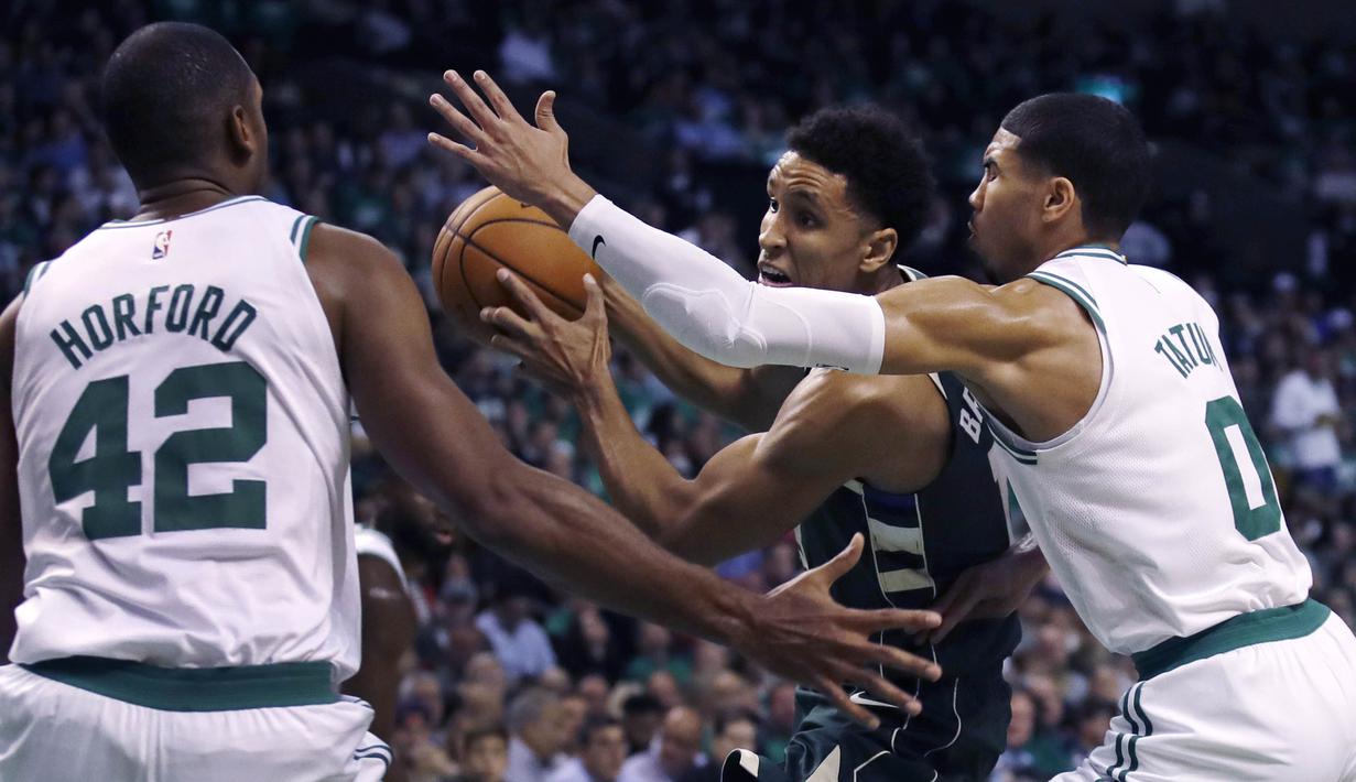 Pebasket Boston Celtics, Jayson Tatum, menahan pergerakan pebasket Milwaukee Bucks, Malcom Brogdon, pada laga NBA di TD Garden, Boston, Rabu (18/10/2017). Celtics kalah 100-108 dari Bucks. (AP/Charles Krupa)