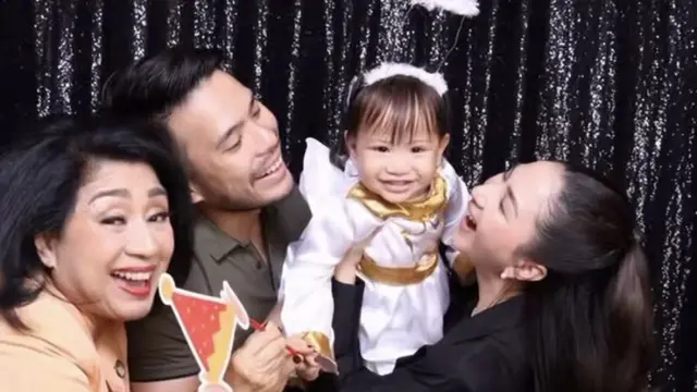 Jessica Mila saat Menyaksikan Putrinya Performance dengan gaya kasual. [@jscmila]