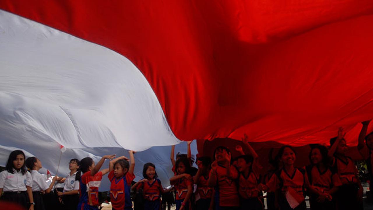 Bendera-Raksasa-lip-siang-140815