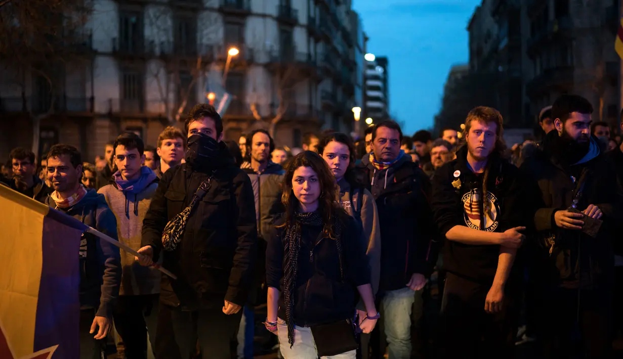Demonstran pro kemerdekaan berkumpul dekat kantor pemerintah di Barcelona, Spanyol, Minggu (25/3). Mantan pemimpin ekstrem Catalonia, Carles Puigdemont ditangkap dengan surat perintah internasional. (AP Photo/Felipe Dana)