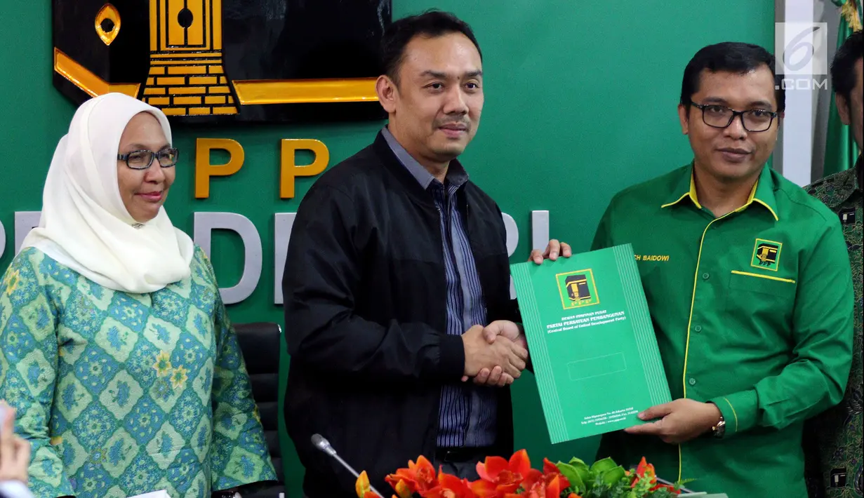 Wakil Sekjen PPP Achmad Baidowi (kanan) bersama M. Iqbal (tengah) dan Ariza Agustina (kiri) foto bersama usai memberi penjelasan mengenai Workshop Nasional DPRD F-PPP se-Indonesia di Jakarta, Jumat (11/5). (Liputan6.com/JohanTallo)