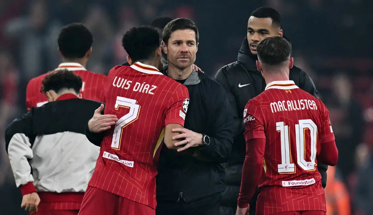 Pelatih Bayer Leverkusen, Xabi Alonso (tengah) berpelukan dengan pemain Liverpool, Luis Diaz setelah pertandingan lanjutan Liga Champions 2024/2025 yang berlangsung di Anfield, Liverpool, Inggris, Rabu (06/11/2024) dini hari WIB. (AFP/Paul Ellis)