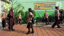 Sejumlah siswa saat uji coba kegiatan belajar tatap muka di SDN Kenari 07/08 Pagi, Jakarta, Rabu (9/6/2021). SDN Kenari 07/08 Pagi telah menjalani evaluasi (assesment) dan dinilai telah memenuhi persyaratan untuk pembelajaran tatap muka sesuai protokol kesehatan. (Liputan6.com/Herman Zakharia)