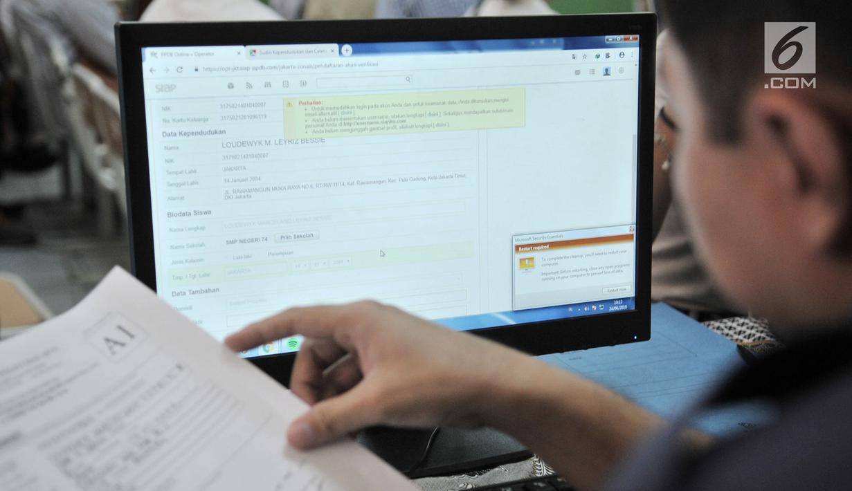 Petugas memverifikasi data calon peserta didik baru di SMA Negeri 21, Jakarta, Senin (24/6/2019). Pada hari pertama, lebih dari 750 calon peserta didik baru telah mendaftar di SMA Negeri 21. (merdeka.com/Iqbal Nugroho)